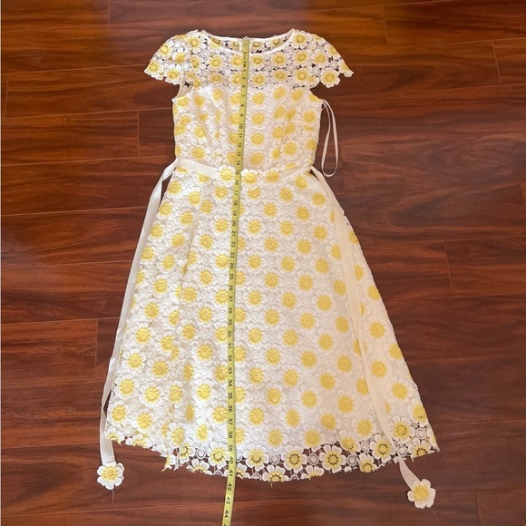 White and Yellow Flower Lace Dress Size 2 - Picture 9 of 10
